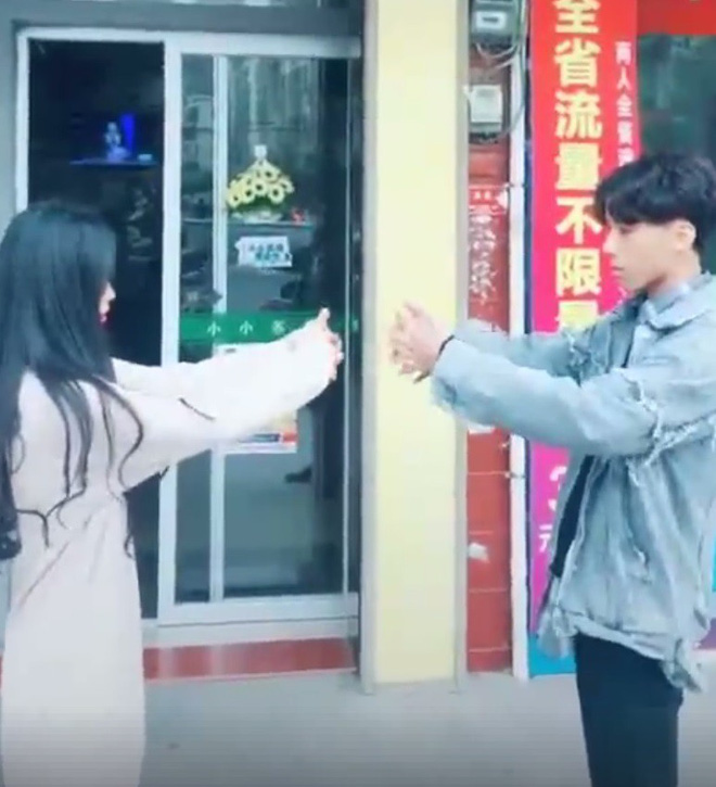 Sự thật phũ phàng của trào lưu vòng tay ôm kiếm gấu hot nhất mùa đông